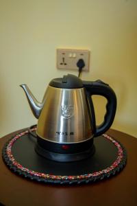 une bouilloire posée sur une table dans l'établissement Helens Luxury Resort, à Karatu