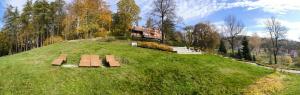 einen Park mit einer Bank auf einem Hügel in der Unterkunft Apartament Parkowy in Jedlina-Zdrój