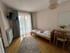 Posteľ alebo postele v izbe v ubytovaní Hostel & Restauracja Santorini