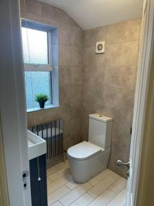 een kleine badkamer met toilet en raam bij Townhouse in Belfast in Belfast