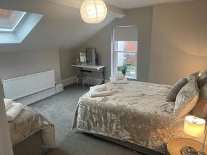 een slaapkamer met een bed, een bureau en een raam bij Townhouse in Belfast in Belfast