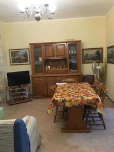 a living room with a table and a tv at Appartamenti Stella Di Mare in Pula