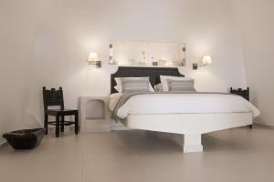 A bed or beds in a room at Karpimo Horizon - Caldera View with private hot tub
