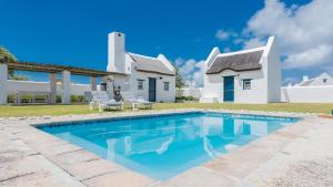 Πισίνα στο ή κοντά στο Voete ini Sand Langezandt Cottage