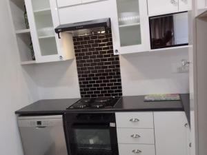 ヨハネスブルグにあるFairlands Luxury Apartmentsの小さなキッチン(コンロ付)