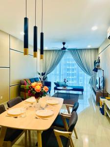 Un comedor con mesa y sillas en Medini - Signature Of Cosy, en Iskandar Puteri