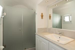 A bathroom at Karpimo Horizon - Caldera View with private hot tub