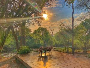 波科内Aymara Lodge的一名男子坐在木甲板的长凳上