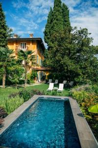 una piscina en el patio de una casa en Borgo il Mezzanino, en Saló