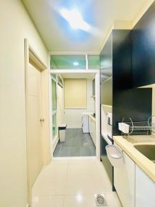 un baño con inodoro y lavabo en Medini - Signature Of Cosy, en Iskandar Puteri