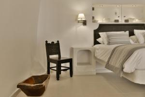 A bed or beds in a room at Karpimo Horizon - Caldera View with private hot tub