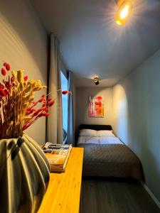 Letto o letti in una camera di Carl von Aurora
