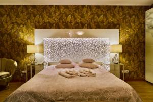 a bedroom with a bed with two towels on it at Restauracja Joanna in Kluczbork +52 photos