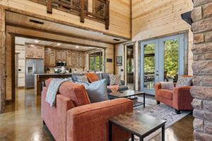 Posezení v ubytování Brand New! Pop's Place, Pet Friendly, Hot Tub, Playset, Firewood, and More!