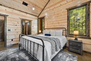 Postel nebo postele na pokoji v ubytování Brand New! Pop's Place, Pet Friendly, Hot Tub, Playset, Firewood, and More!