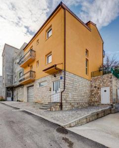 Budova, v ktorej sa apartmán nachádza
