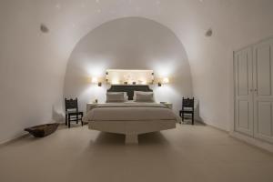 A bed or beds in a room at Karpimo Horizon - Caldera View with private hot tub