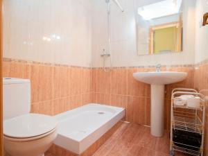 Koupelna v ubytování Apartamentos Canfranc 3000