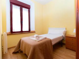 A bed or beds in a room at Apartamentos Canfranc 3000 Még 37 kép
