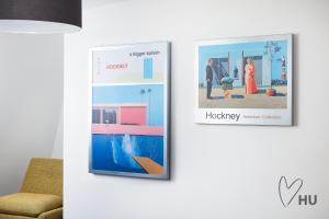 - un salon avec deux affiches sur le mur dans l'établissement Boutique 1 Bdrm Duplex Suite on Marina 305, à Hull 17 autres photos