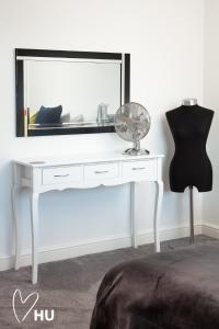 - un bureau blanc avec un miroir et une chaise dans l'établissement Boutique 1 Bdrm Duplex Suite on Marina 305, à Hull