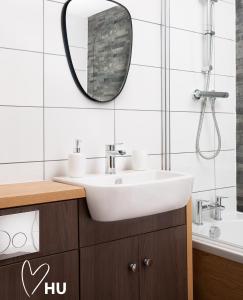 une salle de bain avec un lavabo et un miroir dans l'établissement Boutique 1 Bdrm Duplex Suite on Marina 305, à Hull