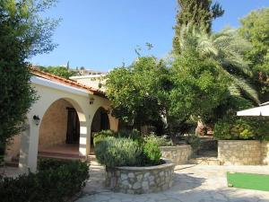 Casa con patio y patio con árboles en Anna Maria, en Peyia