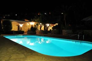 una piscina iluminada por la noche en Anna Maria, en Peyia