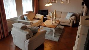 ein Wohnzimmer mit zwei Sofas und einem Tisch in der Unterkunft Altstadtloft Lüneburg in Lüneburg