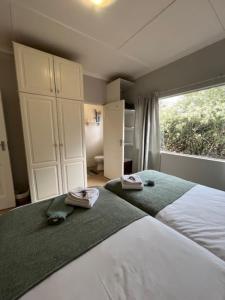 a bedroom with a large bed with towels on it at Valley View Cottage Unit 8 Hilltop Farm in Rosetta
