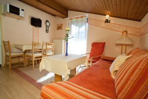 Zimmer mit einem Bett, einem Tisch und einem Esszimmer in der Unterkunft Familiengästehaus Ingrid in Sankt Martin am Tennengebirge