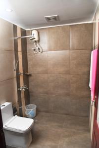 un baño con inodoro y ducha en Shoreline Marari Beach Villa at Golden Beach Mararikulam, en Mararikulam