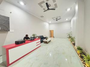 TV a/nebo společenská místnost v ubytování Nirvana inn , near ram mandir