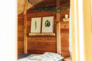 Postel nebo postele na pokoji v ubytování Treehouse Bojnice
