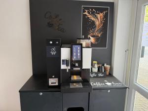 Příslušenství pro přípravu čaje a kávy v ubytování Hotel Hoyers in Pinneberg