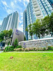 Un cartel delante de unos edificios altos. en Medini - Signature Of Cosy, en Iskandar Puteri 29 fotos más