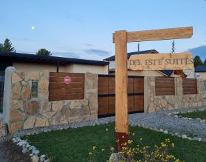 圣卡洛斯-德巴里洛切Complejo Del Este Suites的建筑物前的 ALD Rise Suites 标志