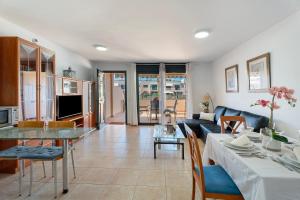 Μια τηλεόραση ή/και κέντρο ψυχαγωγίας στο Apartamento Los Geranios