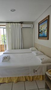 a bedroom with two beds and a window at Apartamento no Grand Lençóis em Barreirinhas in Barreirinhas