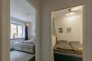Postel nebo postele na pokoji v ubytování Apartment in the middle of So-Fo, Södermalm, 67sqm