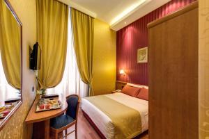 Postel nebo postele na pokoji v ubytování Hotel Impero
