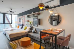 Tempat tidur dalam kamar di Scarletz Suites KLCC by GB +37 foto