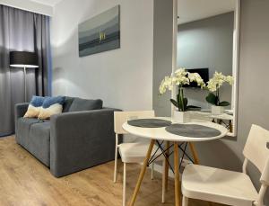 una sala de estar con un sofá y una mesa en K22 Slawinska 507 Big Family, en Varsovia
