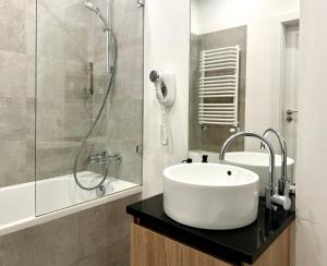 un baño con lavabo y ducha en K22 Slawinska 507 Big Family, en Varsovia