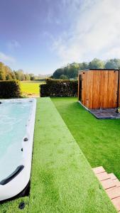 Bazén v ubytování Villa de Daelhoeve luxurious with big garden nebo v jeho okolí