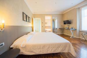 TV a/nebo společenská místnost v ubytování Century Hotel