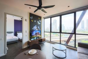 Tempat tidur dalam kamar di Scarletz Suites KLCC by GB