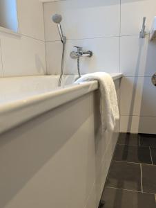 Ένα μπάνιο στο Ferienwohnung am Hirschbach +8 φωτογραφίες