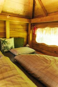 Postel nebo postele na pokoji v ubytování Treehouse Bojnice