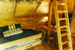 Palanda nebo palandy na pokoji v ubytování Treehouse Bojnice